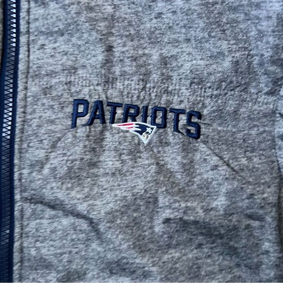 Reversible NFL Patriots Puffer Vest - Large - Picture 4 of 7